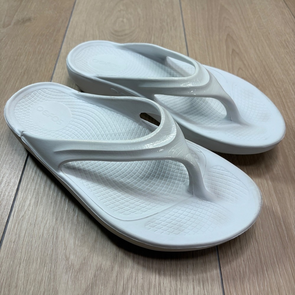 Oofos OOlala White Recovery Sandals Womens Size 8 Thong Flip Flops EU 39